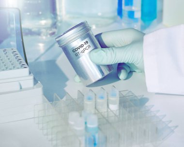 Hasta örneklerindeki yeni Covid-19 koronavirüsünü tespit etmek için test kiti. Rt-Pcr kit reaksiyonları viral Covid19 Rna 'yı DNA' ya dönüştürmeye ve viral DNA bölgesini 2019-ncov için güçlendirmeye olanak sağlar..