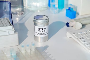 Hasta örneklerindeki yeni Covid-19 koronavirüsünü tespit etmek için test kiti. Rt-Pcr kiti viral Covid19 Rna 'yı DNA' ya dönüştürmeye ve 2019-ncov gen kodlama artışının belli bir bölgesini güçlendirmeye izin verir..