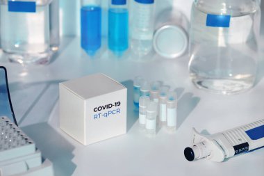 Hasta örneklerindeki yeni Covid-19 koronavirüsünü tespit etmek için test kiti. Rt-Pcr kiti viral Covid19 Rna 'yı DNA' ya dönüştürmek ve belirli bir bölgeyi güçlendirmek için iyi kurulmuş gerçek zamanlı Pcr metodolojisine dayanır..