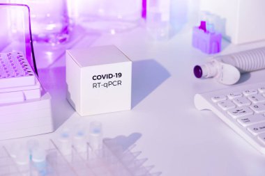 Hasta örneklerindeki yeni Covid-19 koronavirüsünü tespit etmek için test kiti. Rt-Pcr kit reaktifleri viral Covid19 Rna 'yı DNA' ya dönüştürür ve viral DNA bölgesini 2019-ncov için güçlendirir. Neon ışığı, mor ışık.