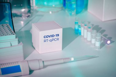 Hasta örneklerindeki yeni Covid-19 koronavirüsünü tespit etmek için test kiti. Rt-Pcr kiti, viral Covid19 Rna 'yı DNA' ya dönüştürmek ve 2019-ncov 'un belli bir bölgesini güçlendirmek için iyi kurulmuş metodolojiye dayanmaktadır..