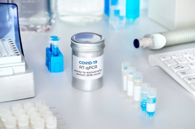 Hasta örneklerindeki yeni Covid-19 koronavirüsünü tespit etmek için test kiti. Rt-Pcr kiti viral Covid19 Rna 'yı DNA' ya dönüştürmeye ve 2019-ncov gen kodlama proteininin belli bir bölgesini güçlendirmeye izin verir..