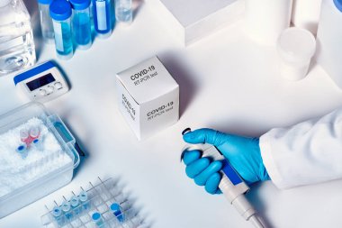 Roman Coronavirus 2019 ncov PCR tanı kiti. Eldivenle otomatik pilette. Klinik örneklerde 2019-ncov ya da covid19 virüsünü tespit etmek için Rt-Pcr kiti. 