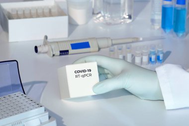 Covid-19 Coronavirus test kiti. 2019 ncov PCR tanı kiti. Eldivenle birlikte kutuyla birlikte. Klinik örneklerde covid19 virüsünü tespit etmek için Rt-PCR kiti. 