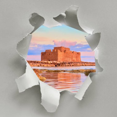 Kıbrıs Rum Kesimi 'nin Pathos kentindeki Pafos Limanı Şatosu' nun (Türk Kalesi) görüntüsüne sahip kağıt deliği, son dakika teklifi, indirim, bu romantik adaya ani gezi konsepti.