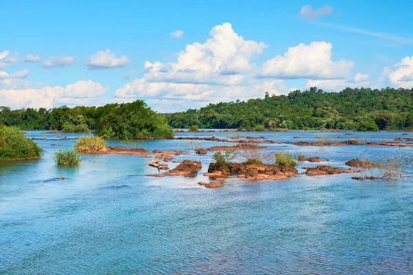 Krásný Klid Řeky Iguazu Pohled Oranžové Skály Ostrůvky Řece Národním — Stock fotografie