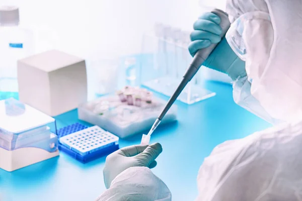 Sars Cov Pcr Kit Diagnóstico Epidemiólogo Traje Protección Máscara Gafas — Foto de Stock