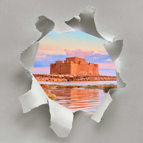 Паперная дыра с изображением замка Пафоса Харбур (Турецкого замка) в Пафосе, Кипрус, на закате Предложение, скидка, концепция внезапной поездки на этот романтический остров
.
