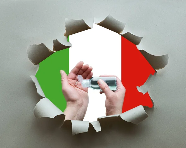 Itálie Bojuje Proti Koronaviru Hygiena Rukou Dezinfekčním Gelem Papírové Díře — Stock fotografie