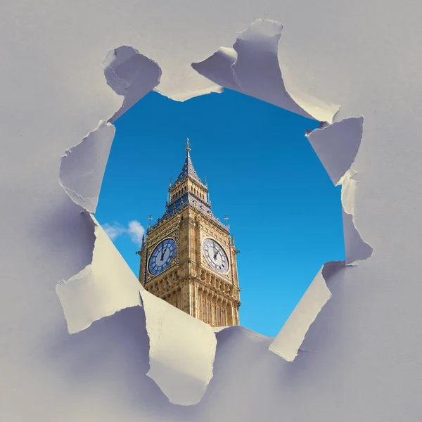 旅行到伦敦 纸平面中间有裂孔 蓝色天空背景的大本钟图像在洞中 正方形的构图 时髦的设计和撕破的旅行用纸 — 图库照片