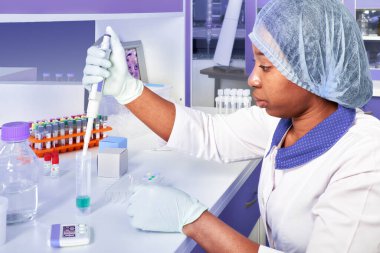 Afrikalı bayan tıp öğrencileri, araştırma laboratuarından ya da tıbbi test laboratuvarından genç mezunlar hastalar üzerinde virüs testi yapıyorlar. Korona virüsü için PCR nükleik asit testi.