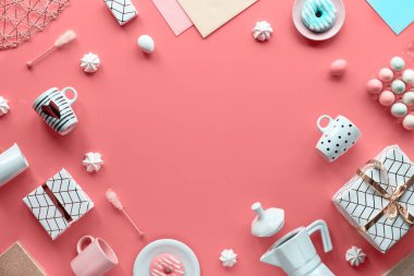 Bahar dairesi canlı pembe arka planda yatıyordu. Paskalya, Anneler Günü, 8 Mart Uluslararası Kadınlar Günü Tasarımı. Paskalya yumurtaları, kahve fincanları, beyaz laleler, hediye kutuları ve şeker. Geometrik düz yatay, üst görünüm.