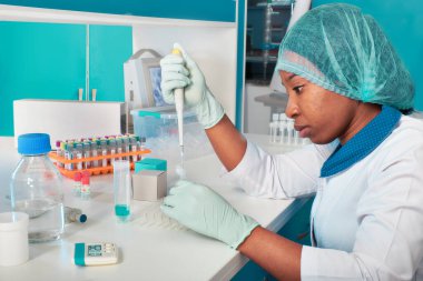 Afrikalı bayan tıp öğrencileri, araştırma laboratuvarında ya da tıbbi test laboratuvarında genç mezunlar örneklerde viral rna olup olmadığını test ediyorlar. Korona virüsü için PCR nükleik asit testi.