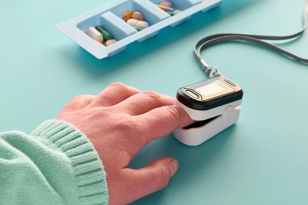 Oxímetro Pulso Dispositivo Digital Dedo Para Medir Saturación Oxígeno Persona — Foto de Stock