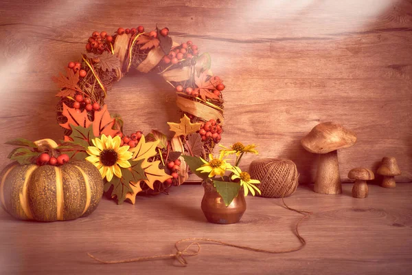 Arrangement Thanksgiving Automne Avec Citrouilles Céramique Champignons Bois Fleurs Jaunes — Photo