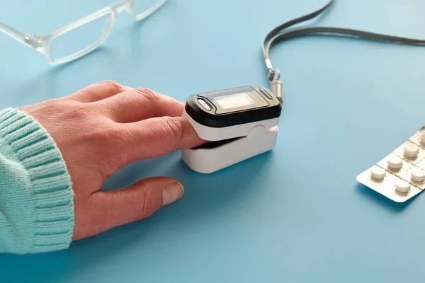 Oxímetro Pulso Dispositivo Digital Dedo Para Medir Saturación Oxígeno Persona Imagen De Stock