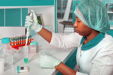 Afrikalı bilim adamları, laboratuvar önlüğü ve eldiven giyen teknik asistanlar ve mezunlar hastane laboratuarında hasta örneklerini PCR testine tabi tutuyorlar. Covid-19 hastalarına teşhis koymak için RT-PCR setleri sorun çıkarıyor.