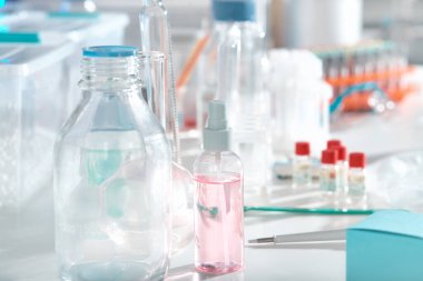 Çeşitli cam ve plastik tüplerde sıvı örnekleri olan bilimsel bir arkaplan. RPR ve RT-PCR test kitleri, DNA 'yı analiz etmek ve geliştirmek için ayırıcılar araştırma laboratuvarında.