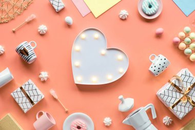 Bahar yassı şeftalili dondurma arkaplanındaydı. Paskalya, Anneler Günü, 8 Mart Uluslararası Kadınlar Günü. Kalp lambası, Paskalya yumurtaları, kahve fincanları, beyaz laleler, hediye kutuları ve şeker. Geometrik düzlük.