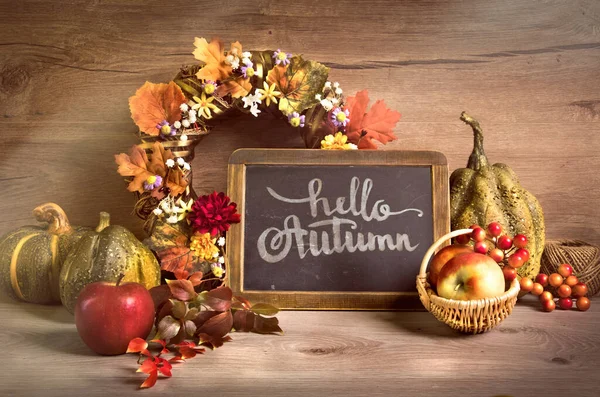 Jesienny Układ Wieńcem Napisem Hello Autumn Tablicy Kredowej Ten Obraz — Zdjęcie stockowe