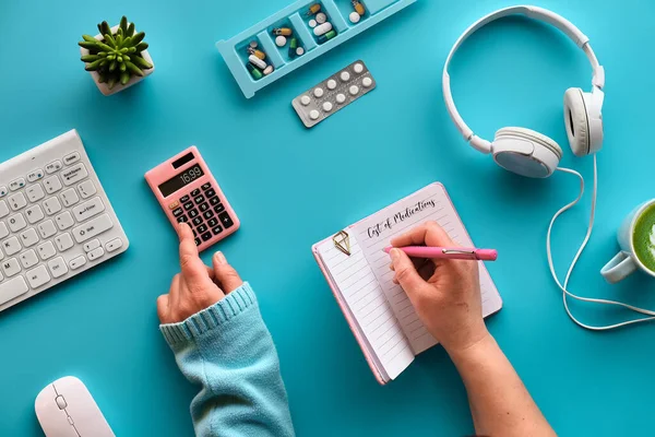 Kreativ Platt Låg Med Anteckningsbok Händerna För Att Beräkna Medicinering — Stockfoto