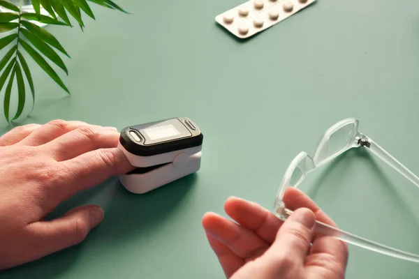 Pulsoximeter Tragbares Digitales Gerät Zur Messung Der Sauerstoffsättigung Einer Person — Stockfoto