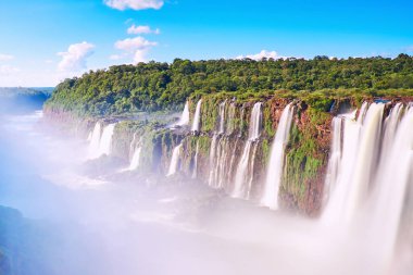 Arjantin 'de Iguazu şelaleleri, güneşli bir günde Şeytan Ağzı manzarası, Iguazu nehri üzerinde su buharı..