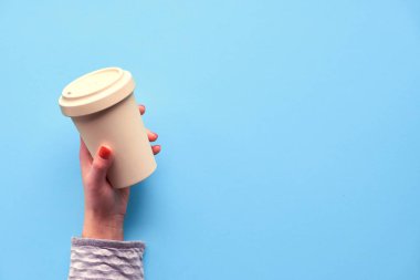 Bambu kahve fincanı, bardağı sakla ya da nane arkaplanındaki kadın elinde seyahat kupası tut. Düz konum, üst görünüm resmi ve kopyalama alanı. Çevre dostu yolculukta sıfır atık kavramı.