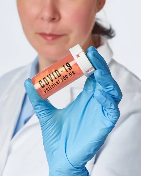 Młoda Biała Kobieta Naukowiec Posiada Fikcyjne Leki Przeciwwirusowe Przeciwko Zakażeniu — Zdjęcie stockowe