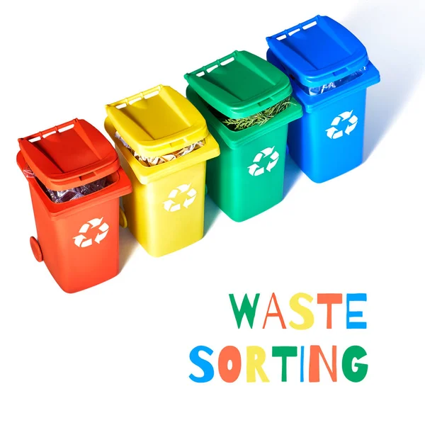 四个彩色编码回收箱 白色背景上的等距投影 废物分类 垃圾桶上的回收标志 黄色和绿色 与白色隔离 废物分类 — 图库照片