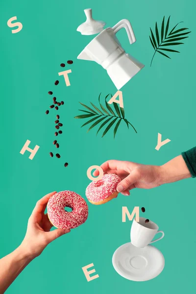 Kahve Donut Ellerde Kahve Çekirdekleri Uçuyor Seramik Kahve Makinesi Yapımı — Stok fotoğraf