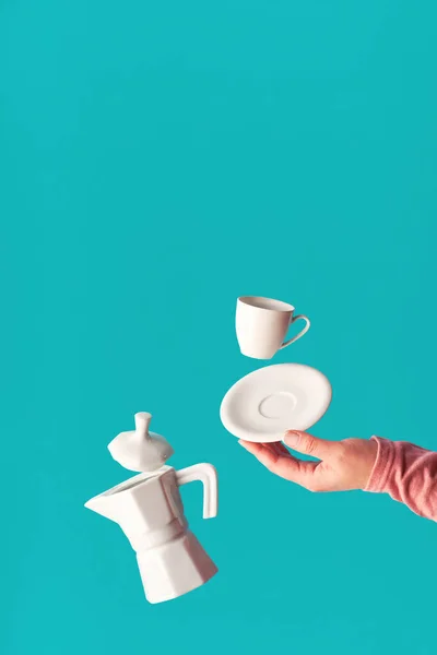 Trendig Levitation Flygande Kaffebönor Espressokopp Med Tefat Balanserar Pekfingret Kvinnlig — Stockfoto