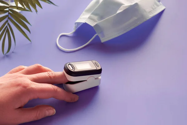 Pulsoximeter Digitales Gerät Zur Überwachung Der Sauerstoffsättigung Eine Verminderte Sauerstoffzufuhr — Stockfoto