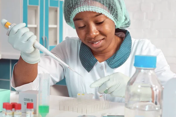 Африканская Женщина Технический Ассистент Лабораторном Халате Защитной Шляпе Перчатках Проводит — стоковое фото