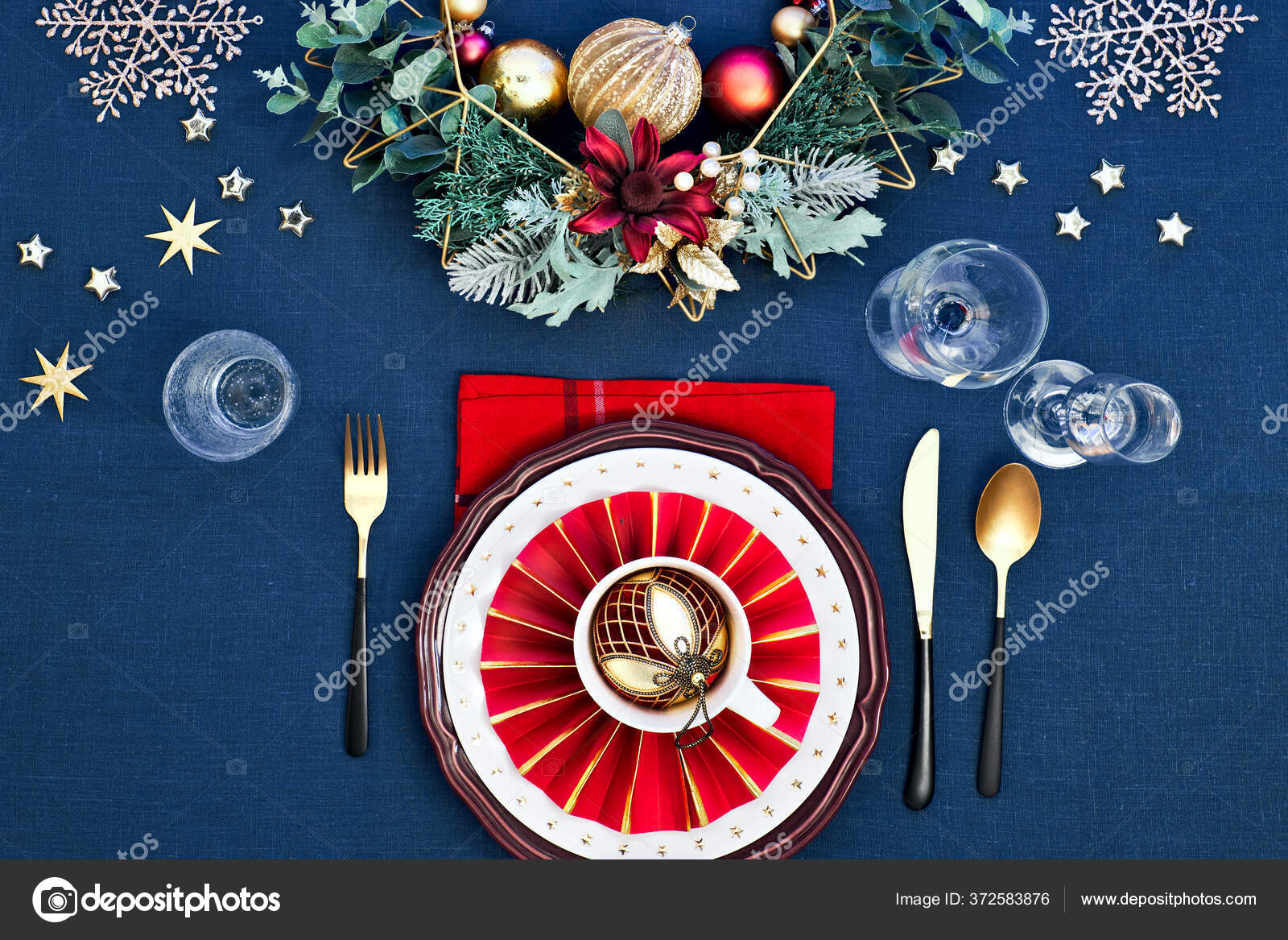 Configuración Mesa Navidad Con Platos Blancos Color Rojo Oscuro Anillo —  Foto de stock #372583876 © anyaivanova@gmail.com, image size:1600x1167