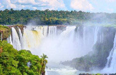 Arjantin 'de Iguazu şelaleleri, Şeytan Ağzı manzaralı. Sis ve sıçramalarla dolu birçok görkemli ve güçlü su çağlayanın panoramik görüntüsü. Yukarıdan Iguazu Nehri Vadisi 'nin panoramik görüntüsü.