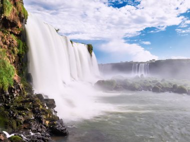 Arjantin 'de Iguazu şelaleleri, Şeytan Ağzı manzaralı. Sis ile çağlayan birçok görkemli ve güçlü suyun panoramik görüntüsü. Geniş ve güçlü şelalenin yan görüntüsü. Aşağıda gri yeşil bulanık su.