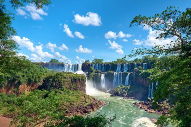 Arjantin 'deki Iguazu şelaleleri, Şeytan Ağzı manzarası, Iguazu nehrinin üzerinde sis oluşturan güçlü su akıntılarına yakın çekim. Iguasu nehir vadisinde tropikal yağmur ormanı..
