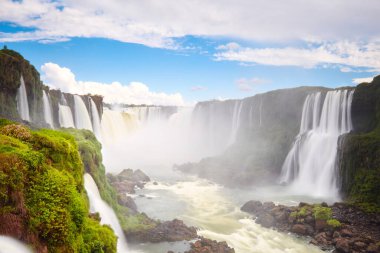 Arjantin 'de Iguazu şelaleleri, Şeytan Ağzı manzaralı. Sis ile çağlayan birçok görkemli ve güçlü suyun panoramik görüntüsü. Uzun pozlama, uzun su. İguazu Vadisi 'nin manzarası yukarıdan.