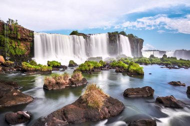 Arjantin 'de Iguazu şelaleleri, Şeytan Ağzı manzaralı. Sis ve sıçramalarla dolu birçok görkemli ve güçlü su çağlayanın panoramik görüntüsü. Iguazu Vadisi 'nin panoramik görüntüsü..