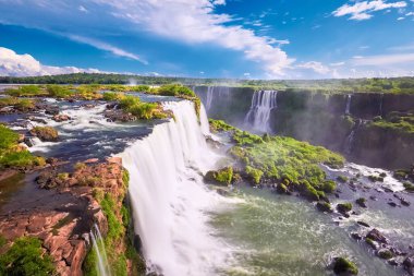Arjantin 'de Iguazu şelaleleri, Şeytan Ağzı manzaralı. Sis ile çağlayan birçok görkemli ve güçlü suyun panoramik görüntüsü. Geniş ve güçlü şelalenin yan görüntüsü. Vadinin kuş bakışı.