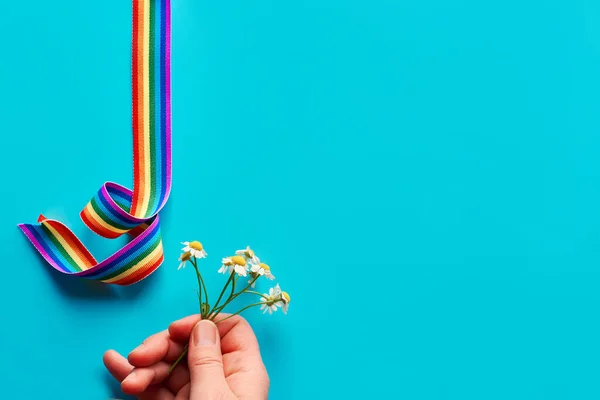 Tack Läkare Och Sjuksköterskor Rainbow Band Turqiouse Bakgrund Kvinnans Hand — Stockfoto