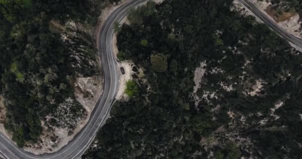 在山区一条蜿蜒的道路附近 有一片漆黑的森林 无人机拍摄了一辆停放在那里的黑色轿车 加利福尼亚州圣安妮塔峡谷 乌萨州 — 图库视频影像