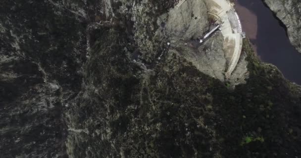 Drone tourné montagnes sombres avec une forêt dense et une route sinueuse sous un linceul brumeux (Santa Anita Canyon, Californie, États-Unis )