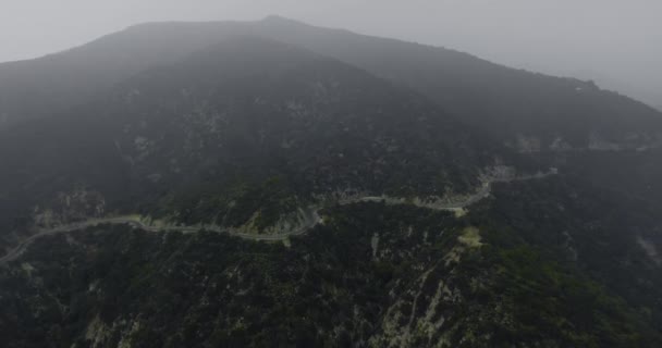 Беспилотник Выстрелил Темными Горами Густым Лесом Извилистой Дорогой Туманным Саваном — стоковое видео