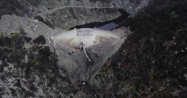 Flygfoto Damm Framför Damm Mellan Skogsklädda Berg Med Slingrande Väg — Stockvideo