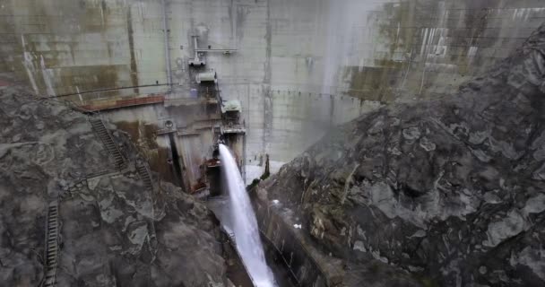 Foto Aérea Una Cascada Desde Una Presa Hidráulica Las Montañas — Vídeos de Stock