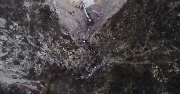 Luftaufnahme Von Steinernen Bergen Mit Schwarzem Wald Einem Damm Und — Stockvideo