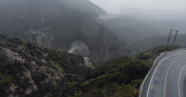 Темних Лісистих Пагорбах Частинами Вигнутої Дороги Хмарах Санта Аніта Каньйон — стокове відео