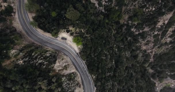 Légi Felvétel Egy Kanyarban Egy Egy Fekete Autó Parkol Hegyoldalon — Stock videók